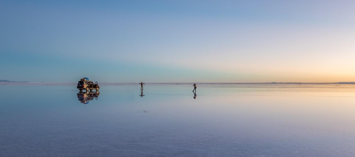 This vast salt flat, known as the world’s largest mirror, undergoes a mesmerizing transformation during the rainy season.